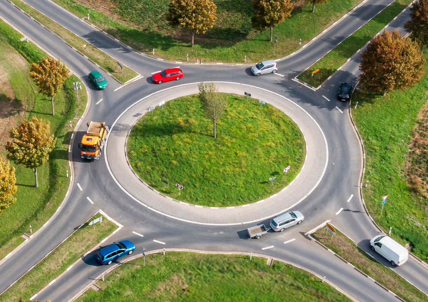 Ländlicher Kreisverkehr mit einigen Fahrzeugen