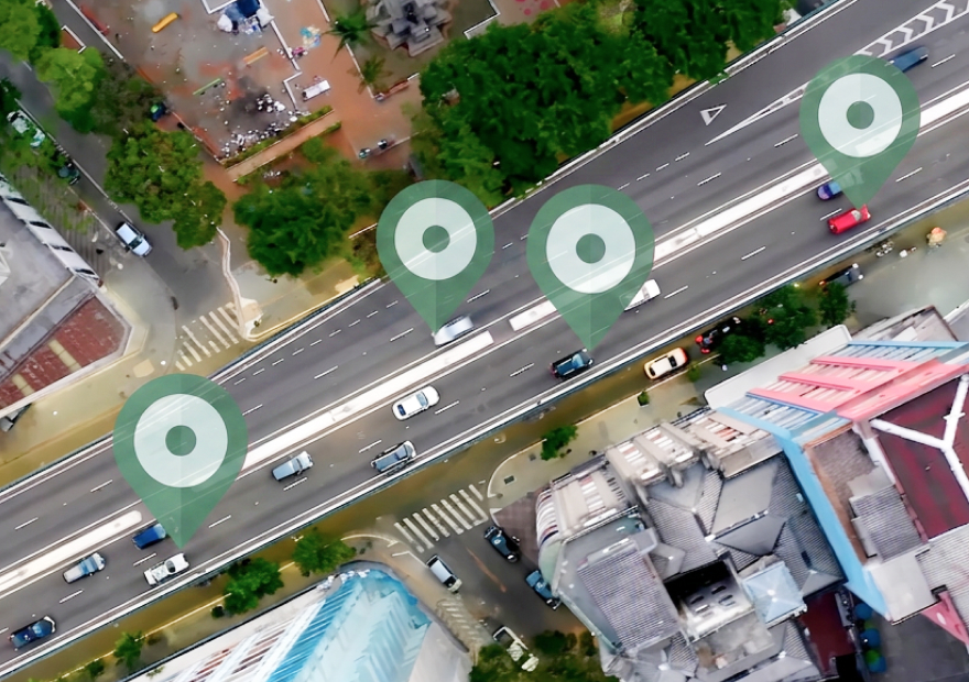 Bild zeigt ein Straße von oben, wo Autos mit Maps Icons angepinnt sind